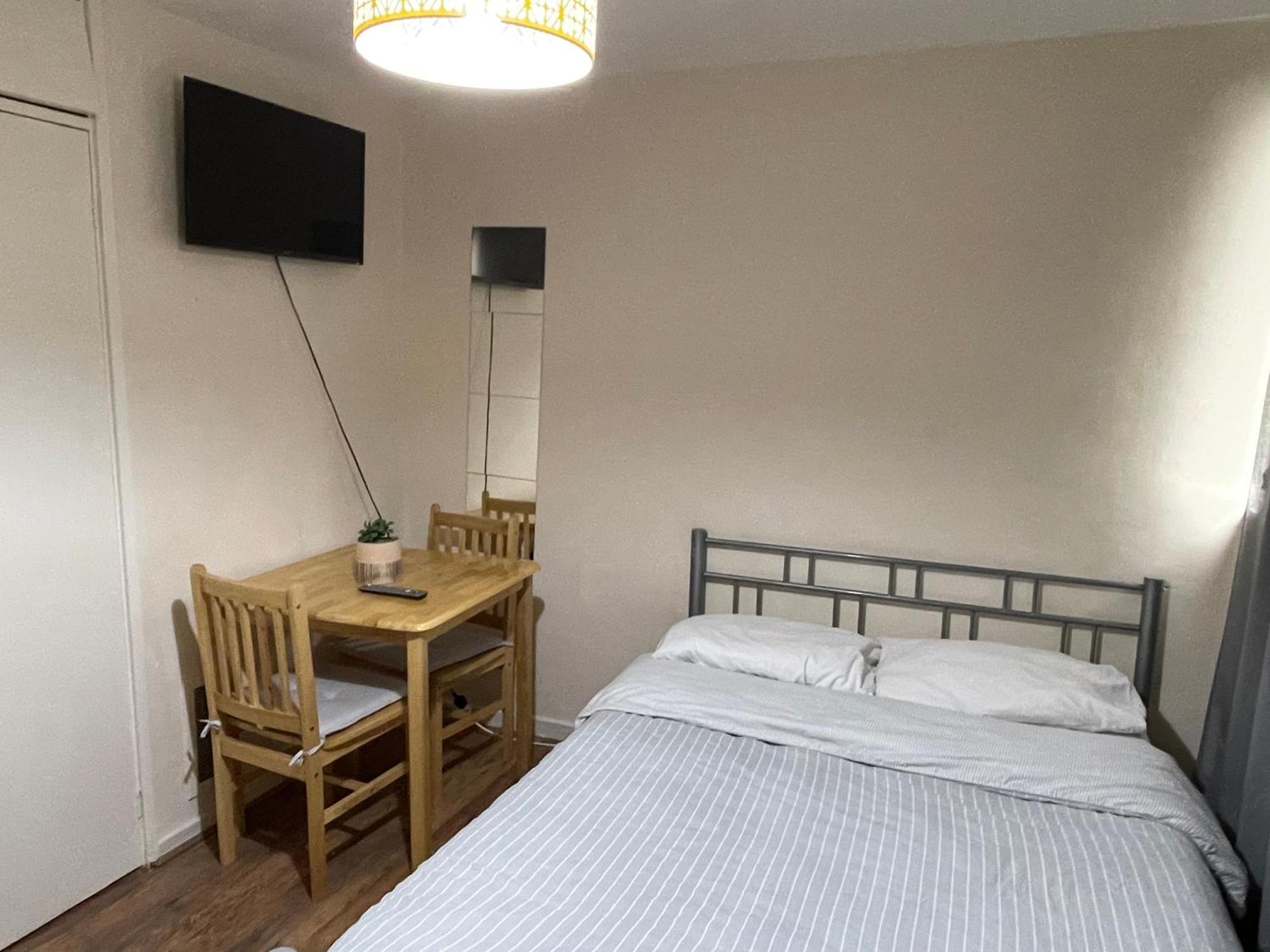 Comfortable Double Room Londra Dış mekan fotoğraf